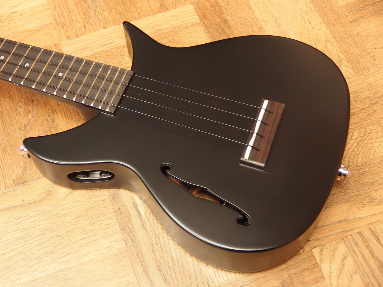 Cheezy 325 Black Rickenbacker Style Mahogany Tenor W Mike ウクレレに囲まれて Ukulele Mania スタッフのブログ Cheezy 325 Black Rickenbacker Style Mahogany Tenor W Mike ウクレレに囲まれて Ukulele Mania スタッフのブログ