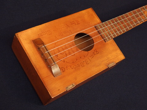 Kamaka 1940's Vintage Cigar Box Ukulele (#4016) : ”ウクレレに囲まれて”