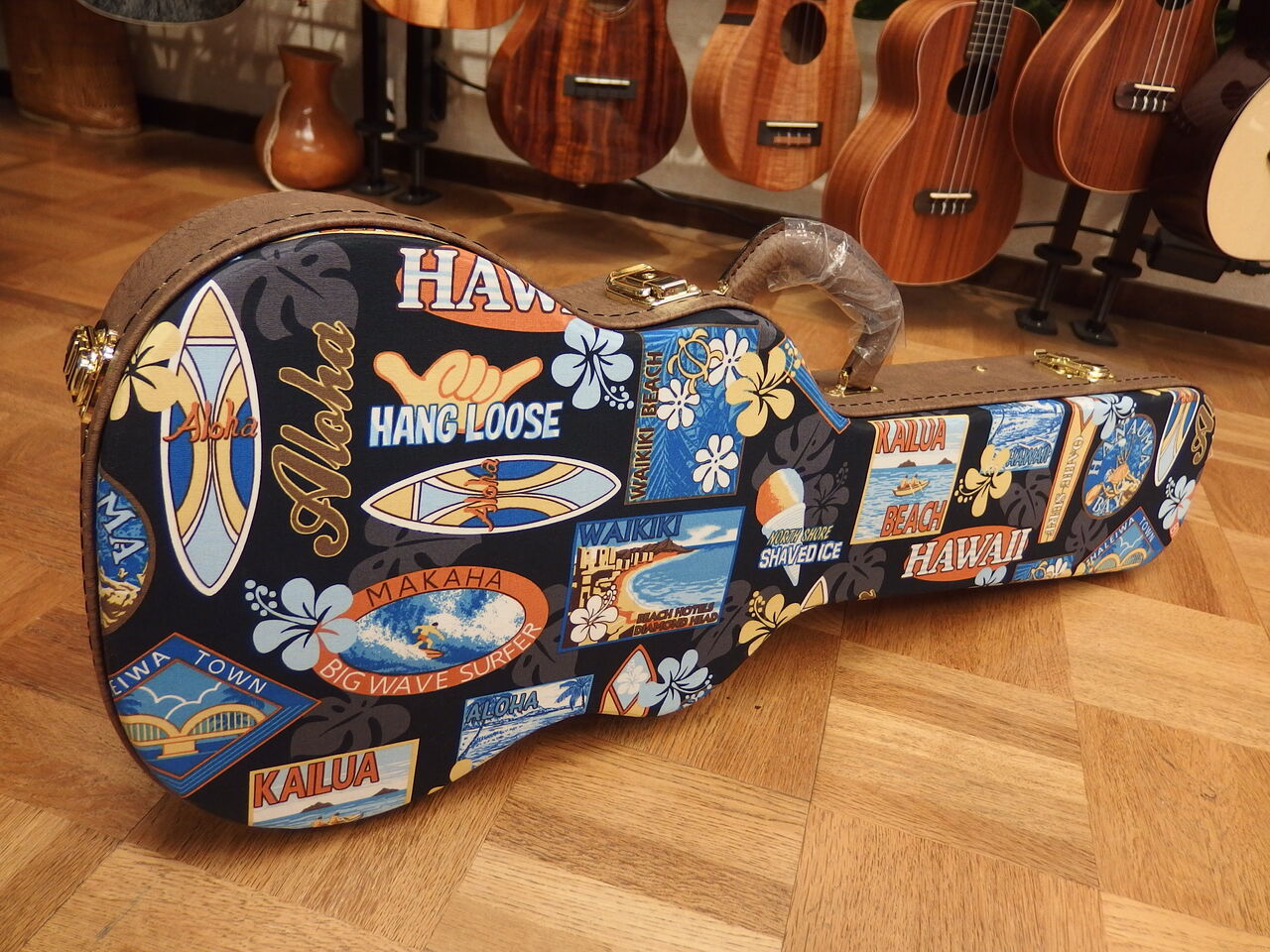 Hawaiian Design Hard Case Tenor : ”ウクレレに囲まれて” Hawaiian Design Hard Case Tenor : ”ウクレレに囲まれて”