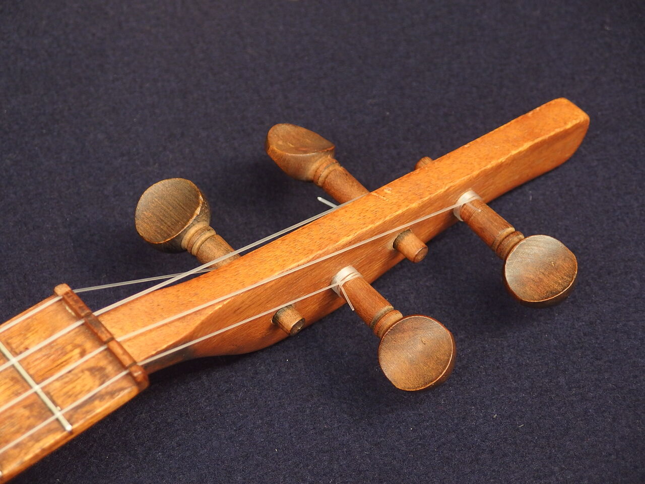 Kamaka 1940's Vintage Cigar Box Ukulele (#4016) : ”ウクレレに囲まれて”