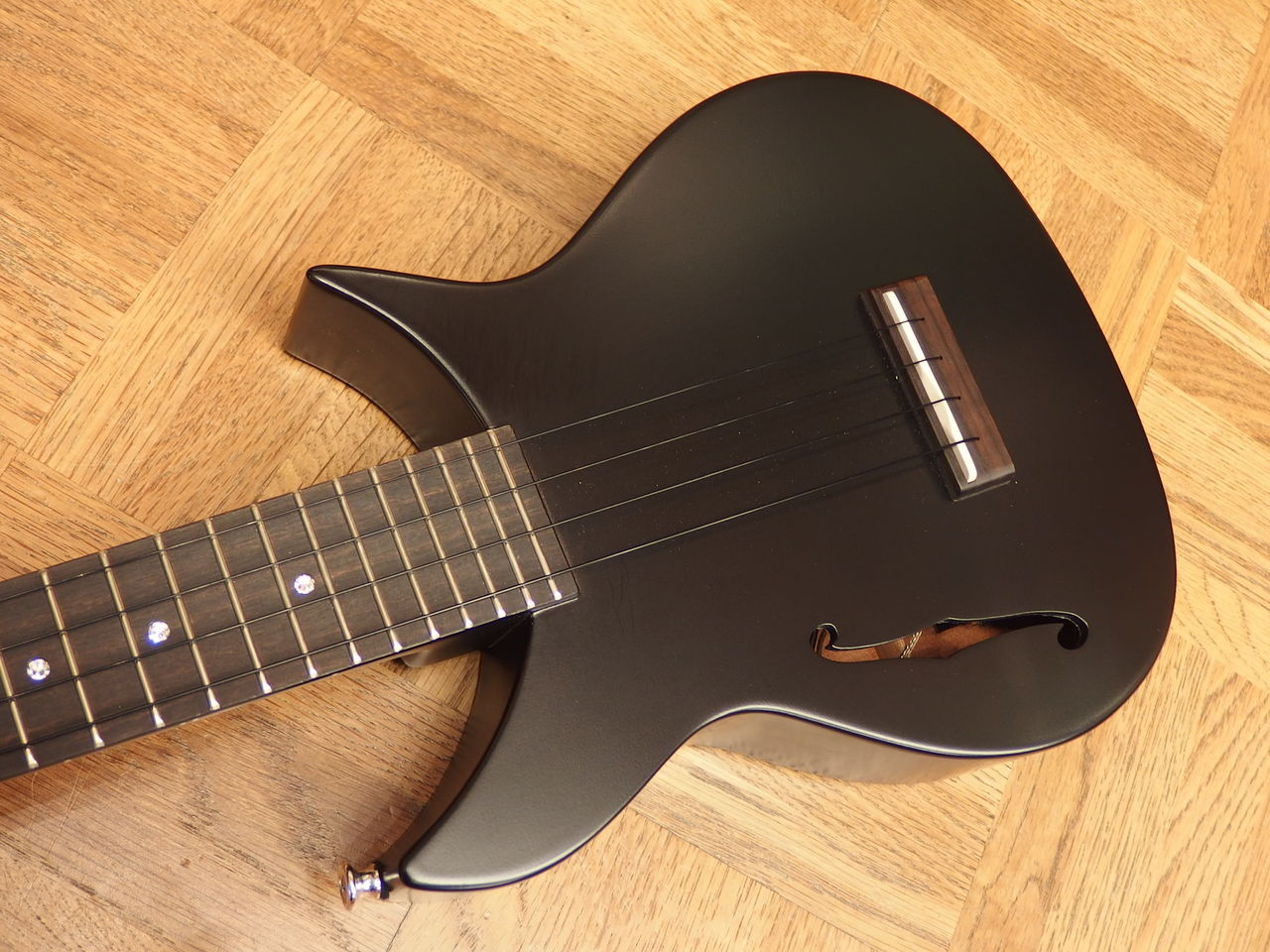 Cheezy 325 Black Rickenbacker Style Mahogany Tenor W Mike ウクレレに囲まれて Ukulele Mania スタッフのブログ Cheezy 325 Black Rickenbacker Style Mahogany Tenor W Mike ウクレレに囲まれて Ukulele Mania スタッフのブログ