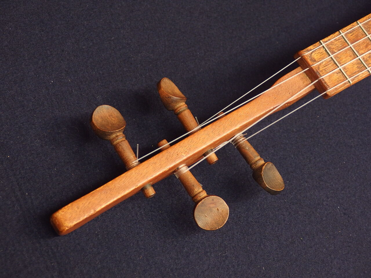 Kamaka 1940's Vintage Cigar Box Ukulele (#4016) : ”ウクレレに囲まれて”