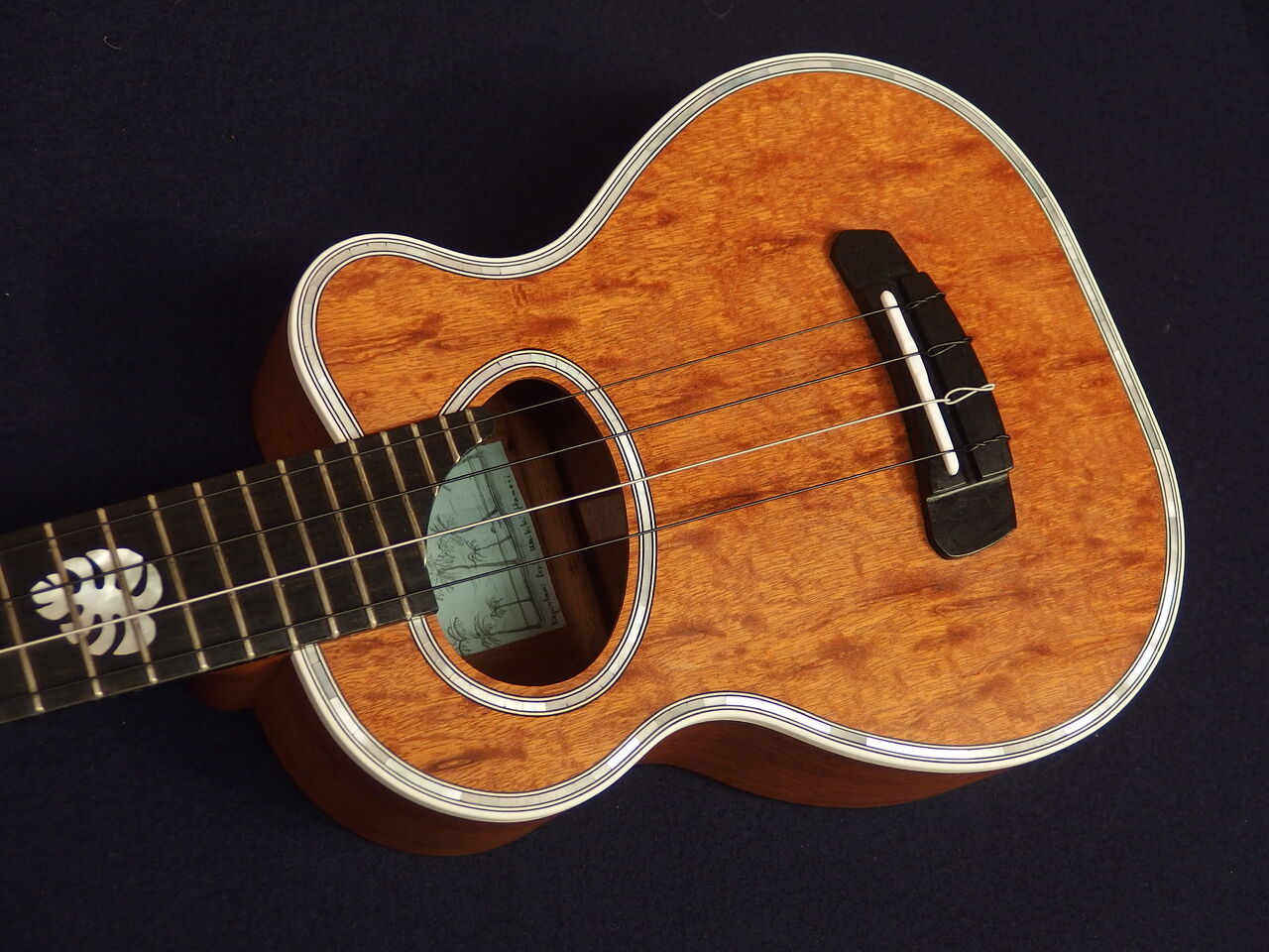 Shimo Guitars Surf Tenor Plum Pudding Mahogany Monstera Inlay 4080 ウクレレに囲まれて Ukulele Mania スタッフのブログ