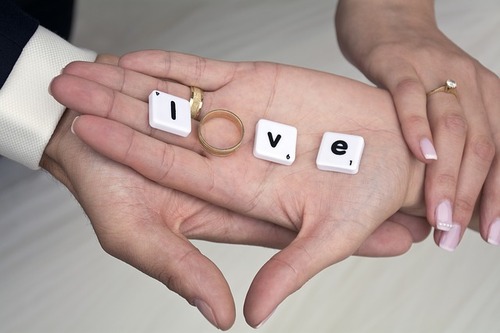 hands-1022212_640