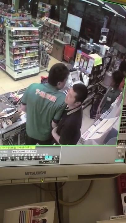 動画あり セブンイレブンのバイトがレジで店長から暴行を受ける映像を公開し告発 胸ぐらや髪を掴み顔を殴る つべ速