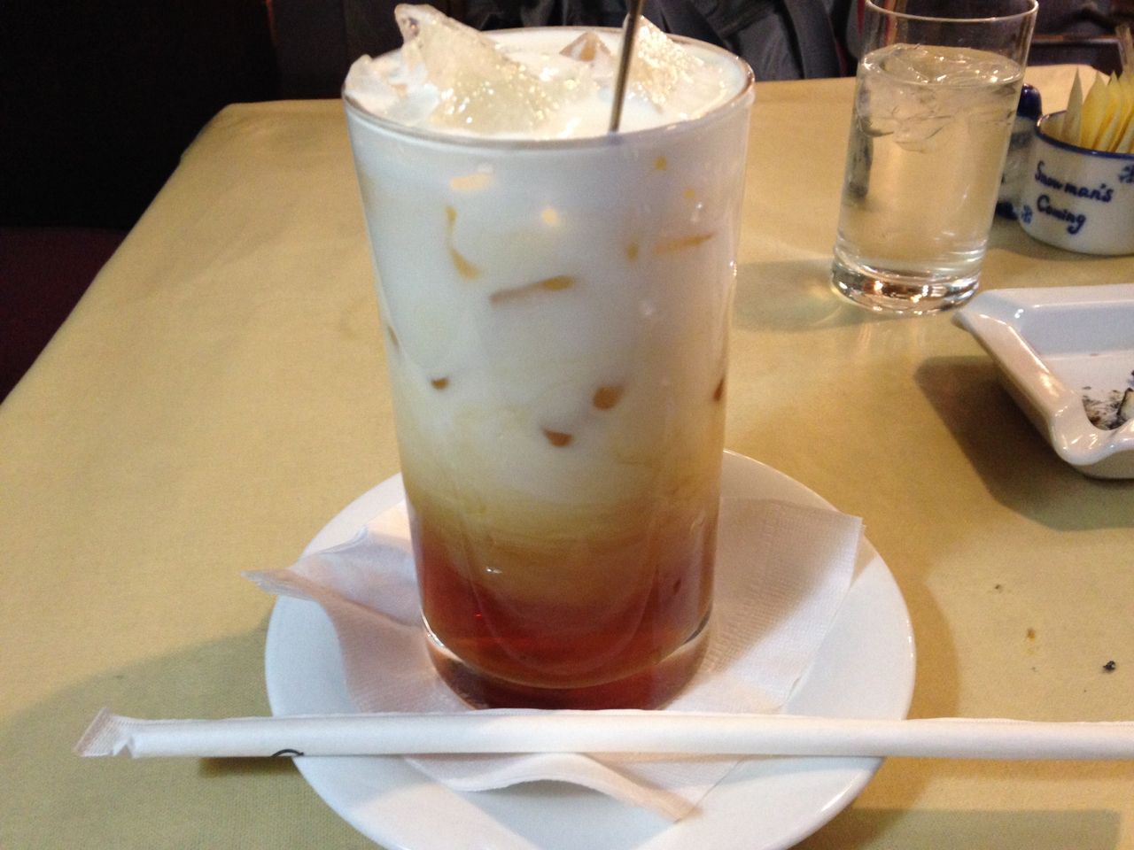 サモアール 馬車道店にてアイスロイヤルミルクティー ランチの王様