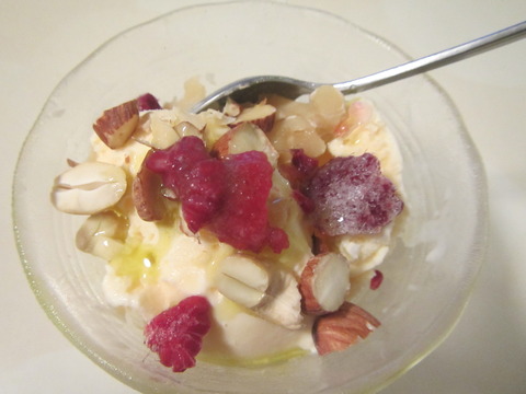 【料理】スーパーカップバニラにオリーブオイルをかけると美味しい