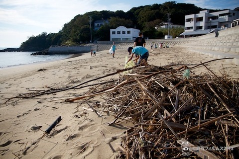 ウミガメ隊_ゴミ拾い活動_前浜_ 2013-10-02 07-47-49