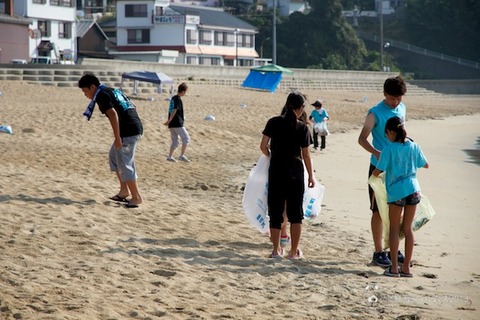 ウミガメ隊_ゴミ拾い_前浜_2013-08-07 07-40-53