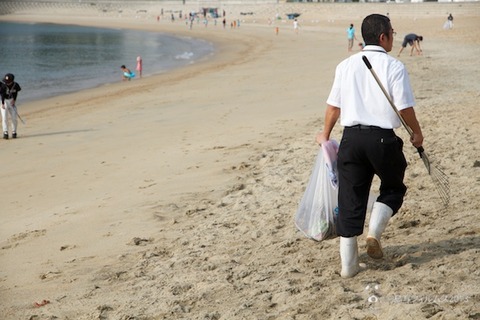 ウミガメ隊_ゴミ拾い_前浜_2013-07-31 07-43-48