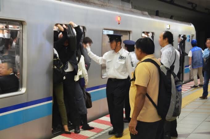 【画像】東京都民「満員電車だし人混みだし、狭い家で生活苦だけど地方よりはマシなんだ…！」