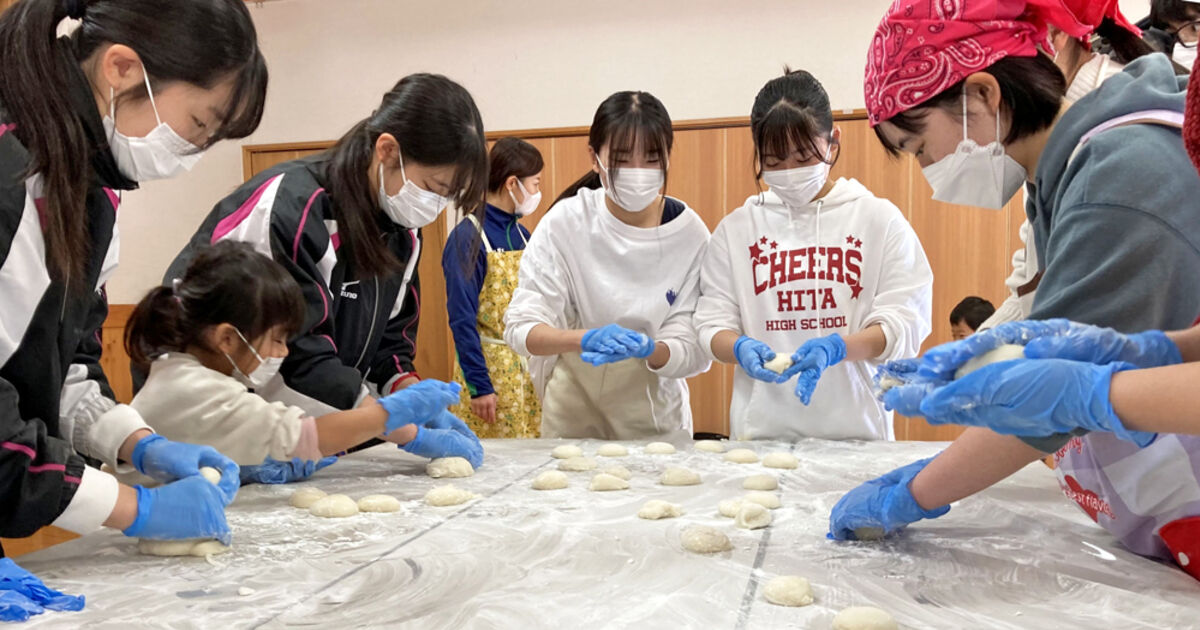 【画像あり】女子高生が独居高齢者に手作りの餅を配布 JK「一人暮らしの高齢者もおもちで良いお正月を迎えてほしい」