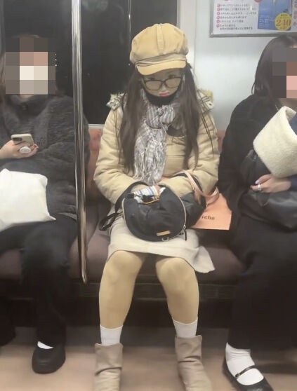 【悲報】新種の変態現る 全身タイツを履いて女性の顔を描いて電車に乗ってしまう