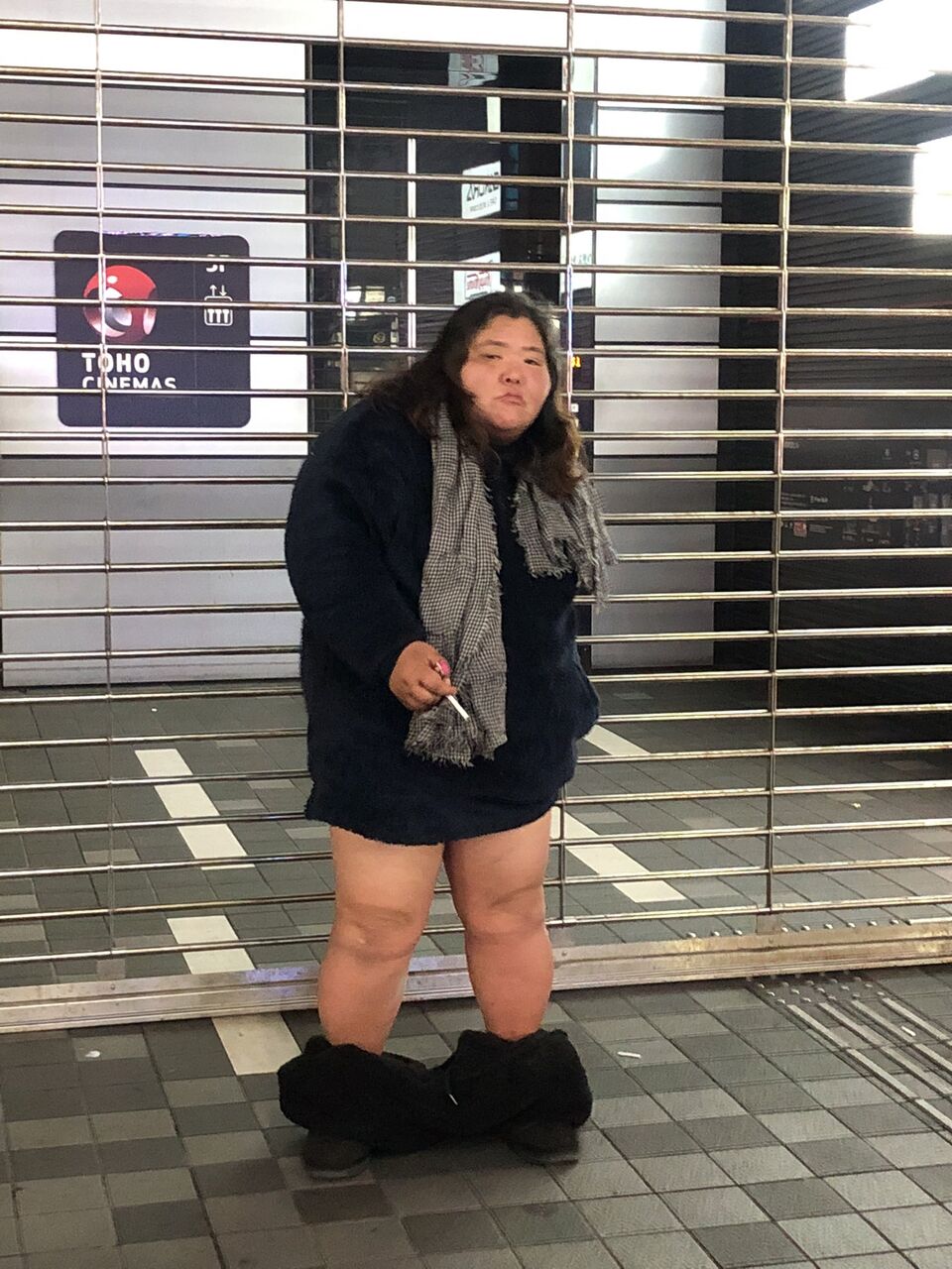 【画像】トー横ギャル、タバコに夢中でスカートがずり落ちる