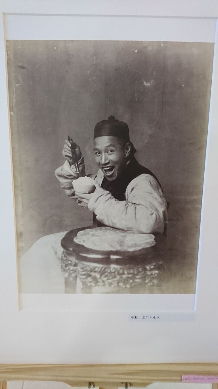 【画像】100年前の中国で撮られた「ご飯を食べる人」の写真がこちらｗｗｗｗｗｗｗｗ