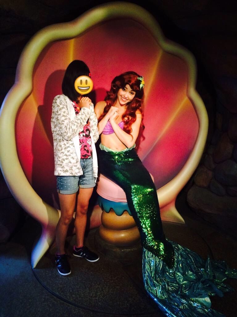 アリエルに会ってサインもらってきたよ 英語がわからず希望とは違う所にサイン書かれたわ うみのめい