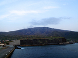 噴煙立ち上る朝の三宅島