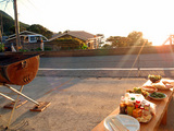 御蔵島の夕暮れ時にBBQ準備中
