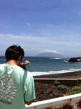 三宅島から御蔵島を望む