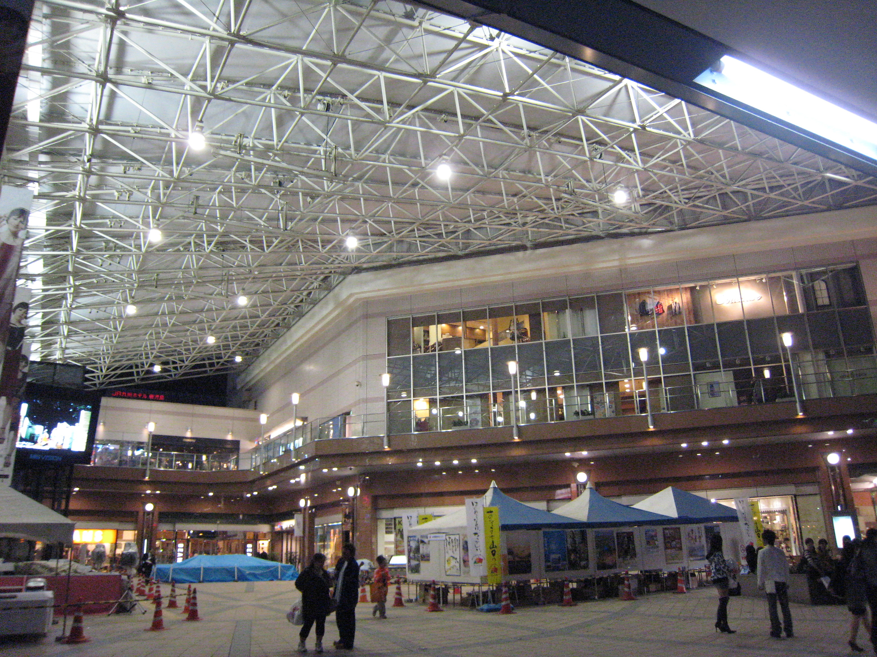 夜の鹿児島中央駅 鉄路の響きを追って