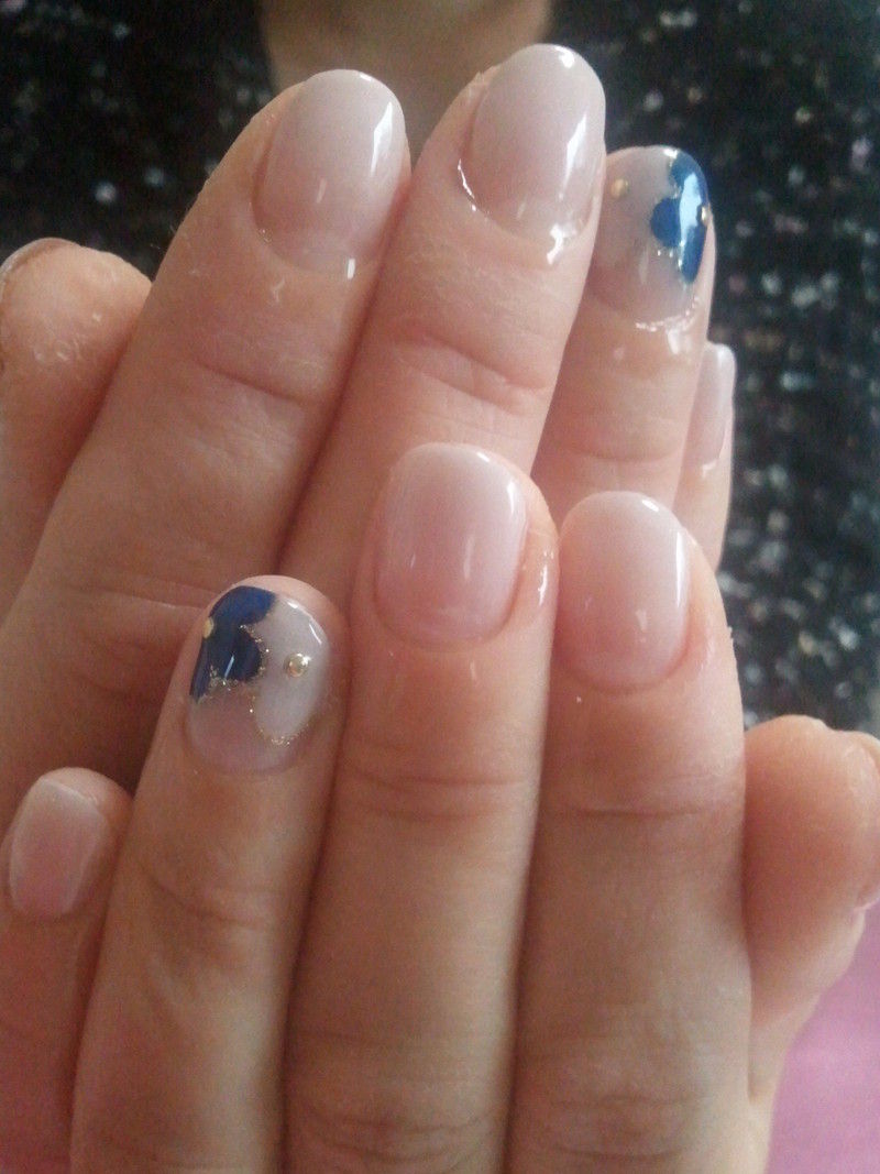 グレージュのグラデーションとネイビーのお花ネイル Unas Altesania