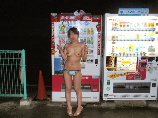 【露出エロ】田舎の自販機という夜になると虫と変態女子が集まるスポットｗｗｗｗｗｗｗｗ