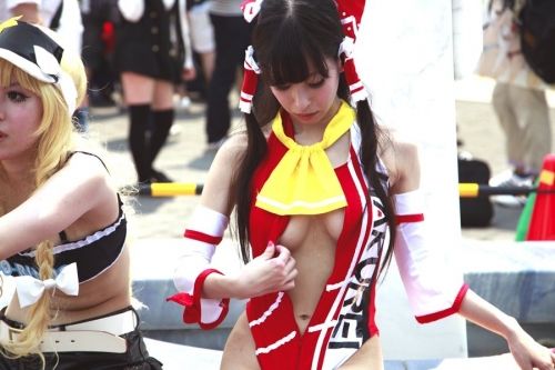 コミケの露出しすぎコスプレイヤー問題！半裸系エロ画像でオタク業界の闇を知るｗｗｗ