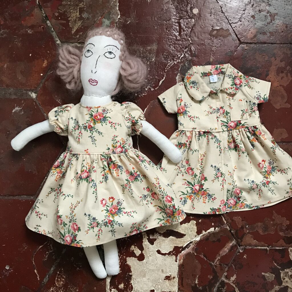 ワンピースと本 パリのネコ人形と蚤の市 1 2place