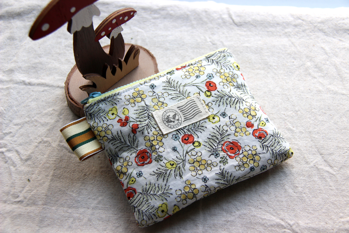 ミニポケットティッシュケース付きポーチ : うねうねごろごろ Powered