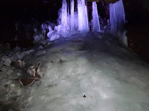 冒険心をくすぐる自然の織り成す奇跡の洞窟「鳴沢氷穴」＠山梨県