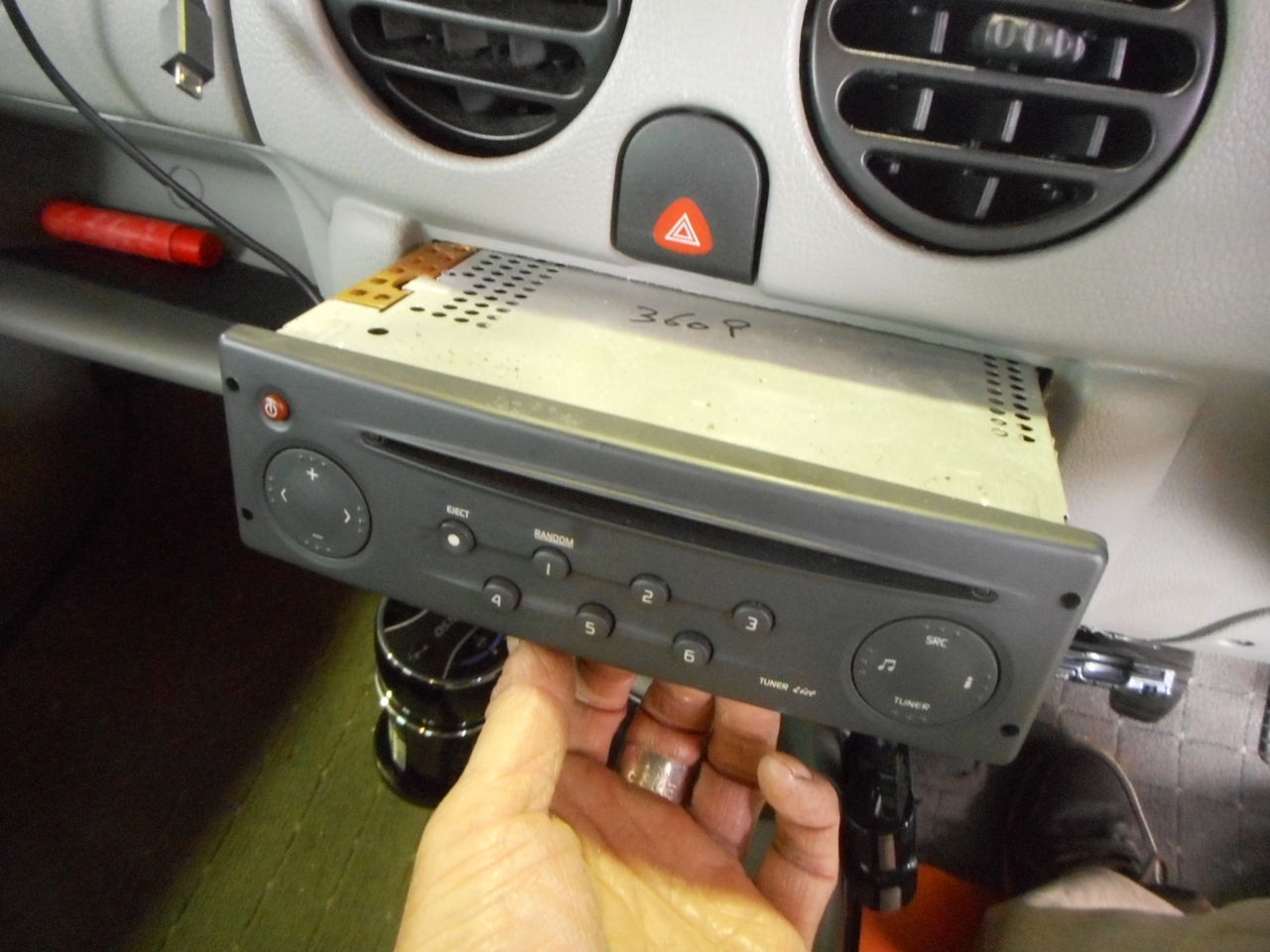 ルノーカングー　ゼン　純正オーディオ Renault カングー2 純正CDプレーヤー(作動確認未） ルノー カングー2