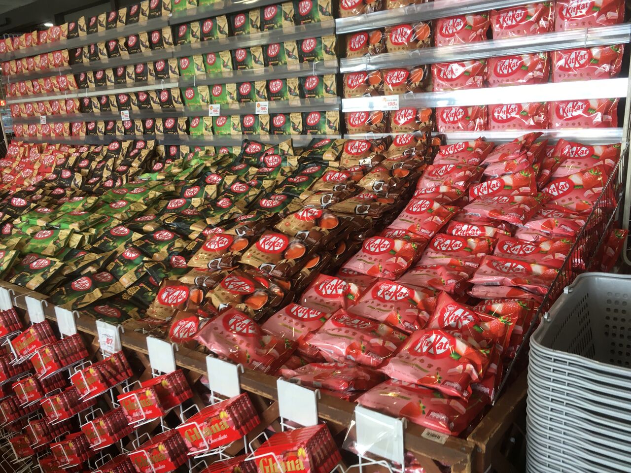 チョコレート売り場が派手ですね 藤田市男のライトエッセイ