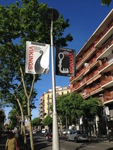 街にある広告の旗