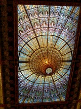 圧巻のステンドグラス