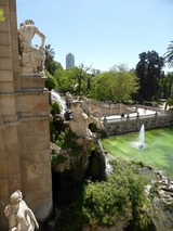 噴水にいる馬には魚の胸鰭が