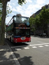 街中をバリバリ走ってる2階建て観光バス