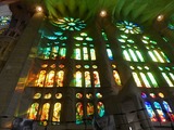 ステンドグラスから差し込む朝日