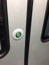 メトロのドアはボタンで開閉