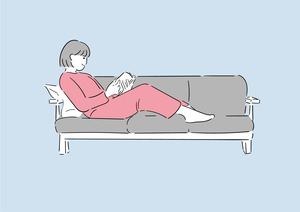 女性とソファー