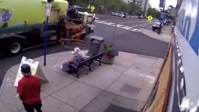 動画0 10 ゴミ収集車 アームでゴミ箱を掴もうとするも うんてれがん 動画0 10 ゴミ収集車 アームでゴミ箱を掴もうとするも うんてれがん