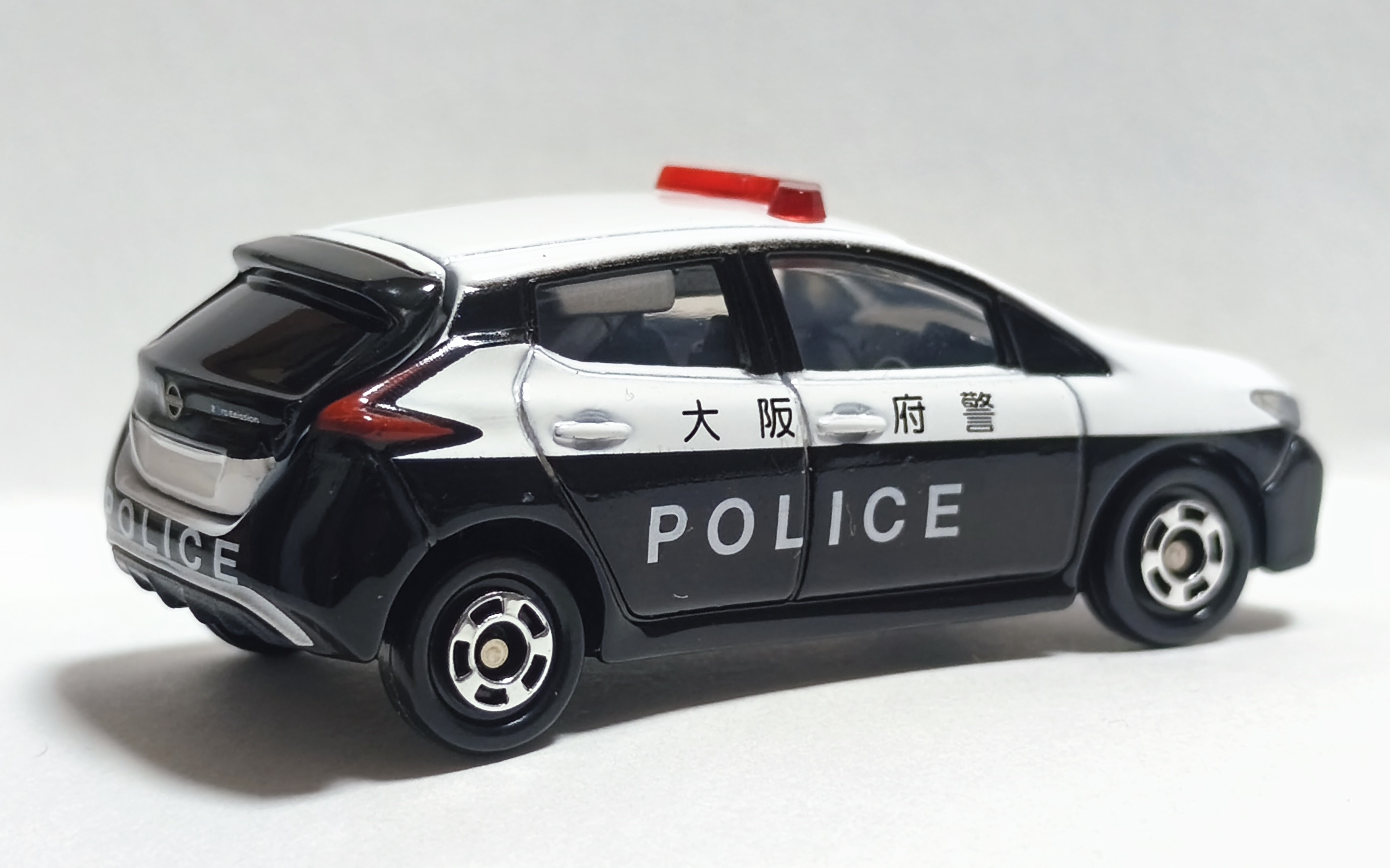 入手難易度が高いのが惜しい！【トミカ紹介】日産 リーフ 大阪府警察