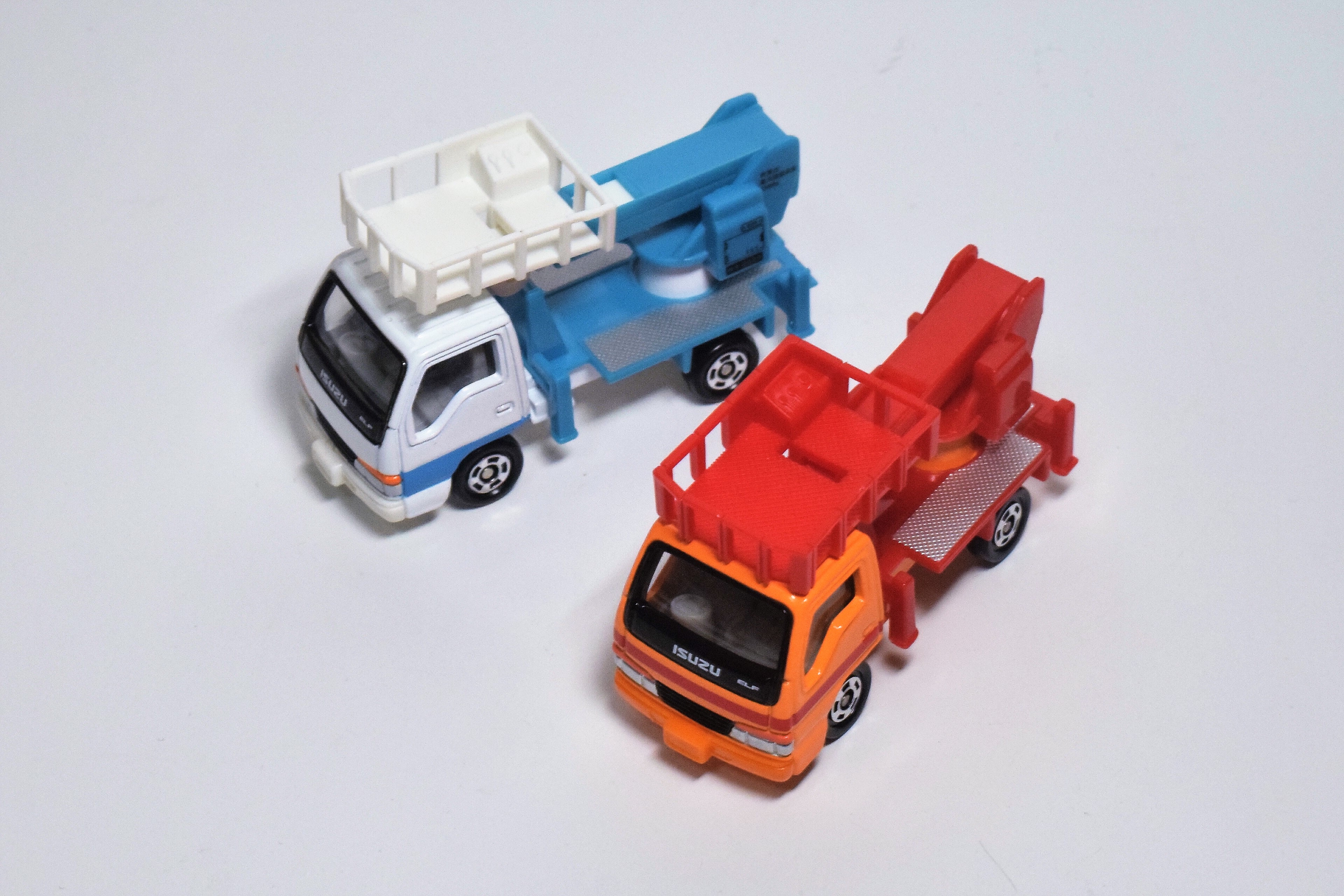 トミカ いすゞ エルフ 道路工事標識車 2台セット トミカ いすゞ エルフ 道路工事標識車 2台セット おもちゃ