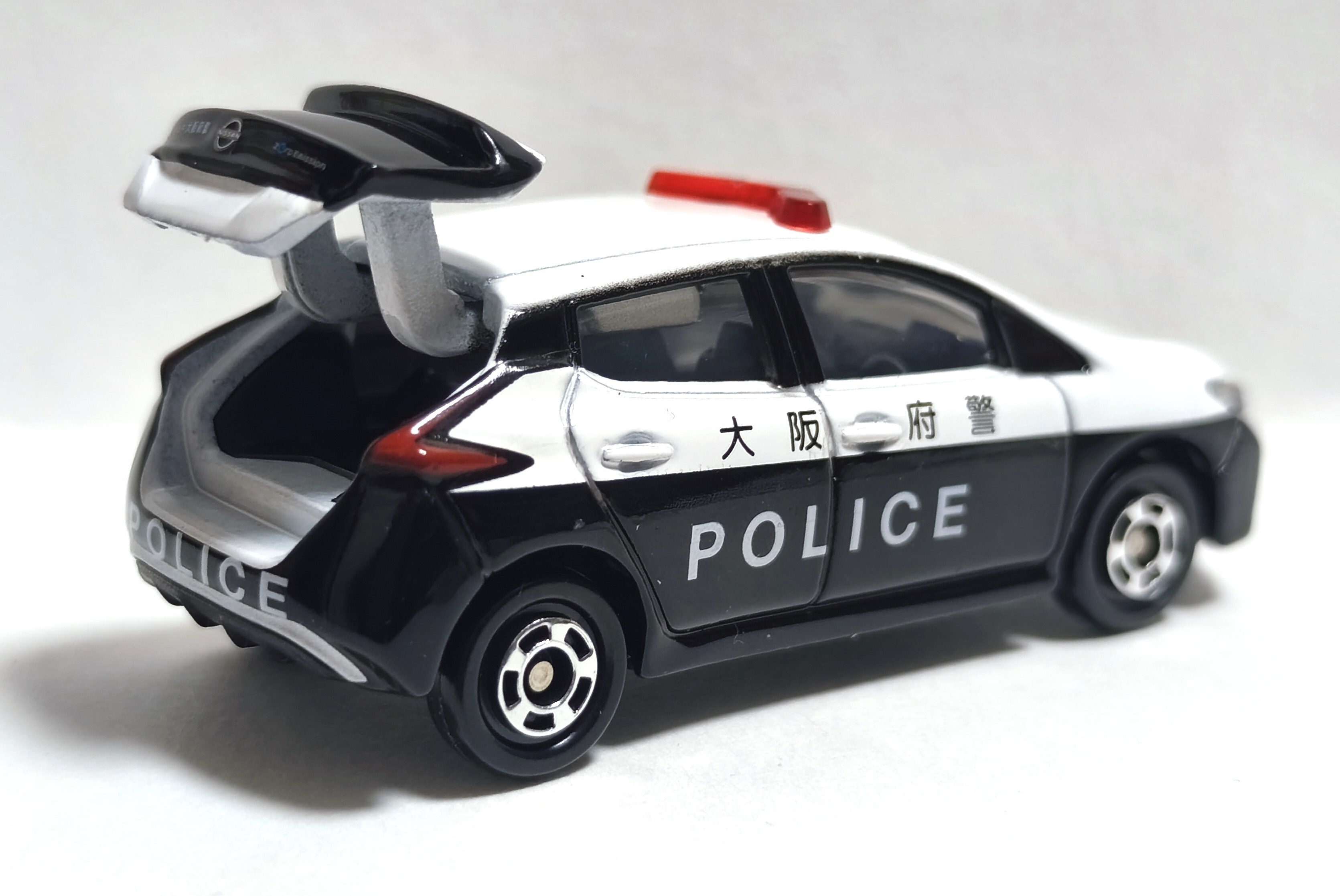入手難易度が高いのが惜しい！【トミカ紹介】日産 リーフ 大阪府警察