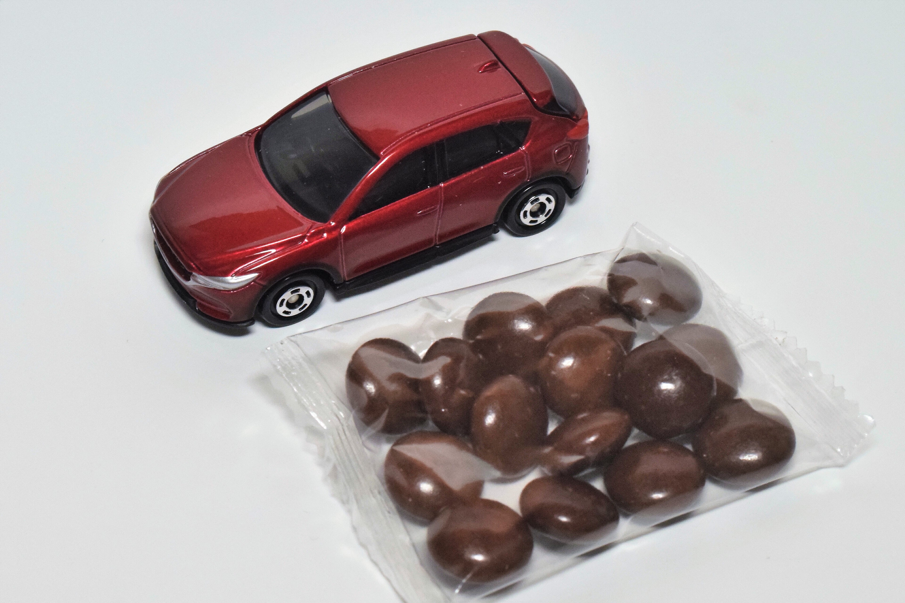 トミカ紹介】トミカ付きチョコ2022 マツダ CX-5を通常品と比較する