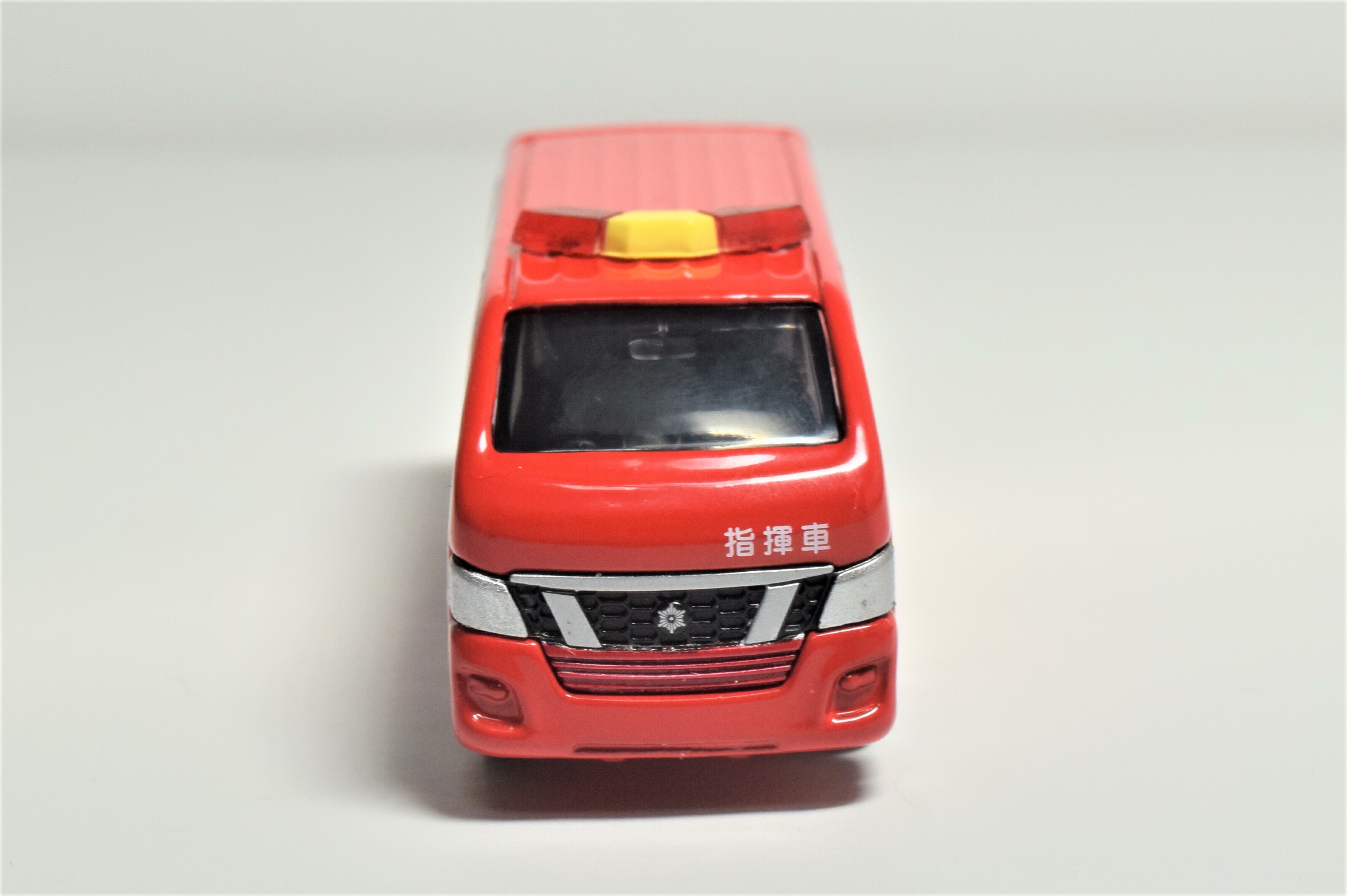 トミカ紹介】トミカ標識セット2 ①日産 NV350キャラバン消防指揮 トミカ紹介】トミカ標識セット2 ①日産 NV350キャラバン消防指揮