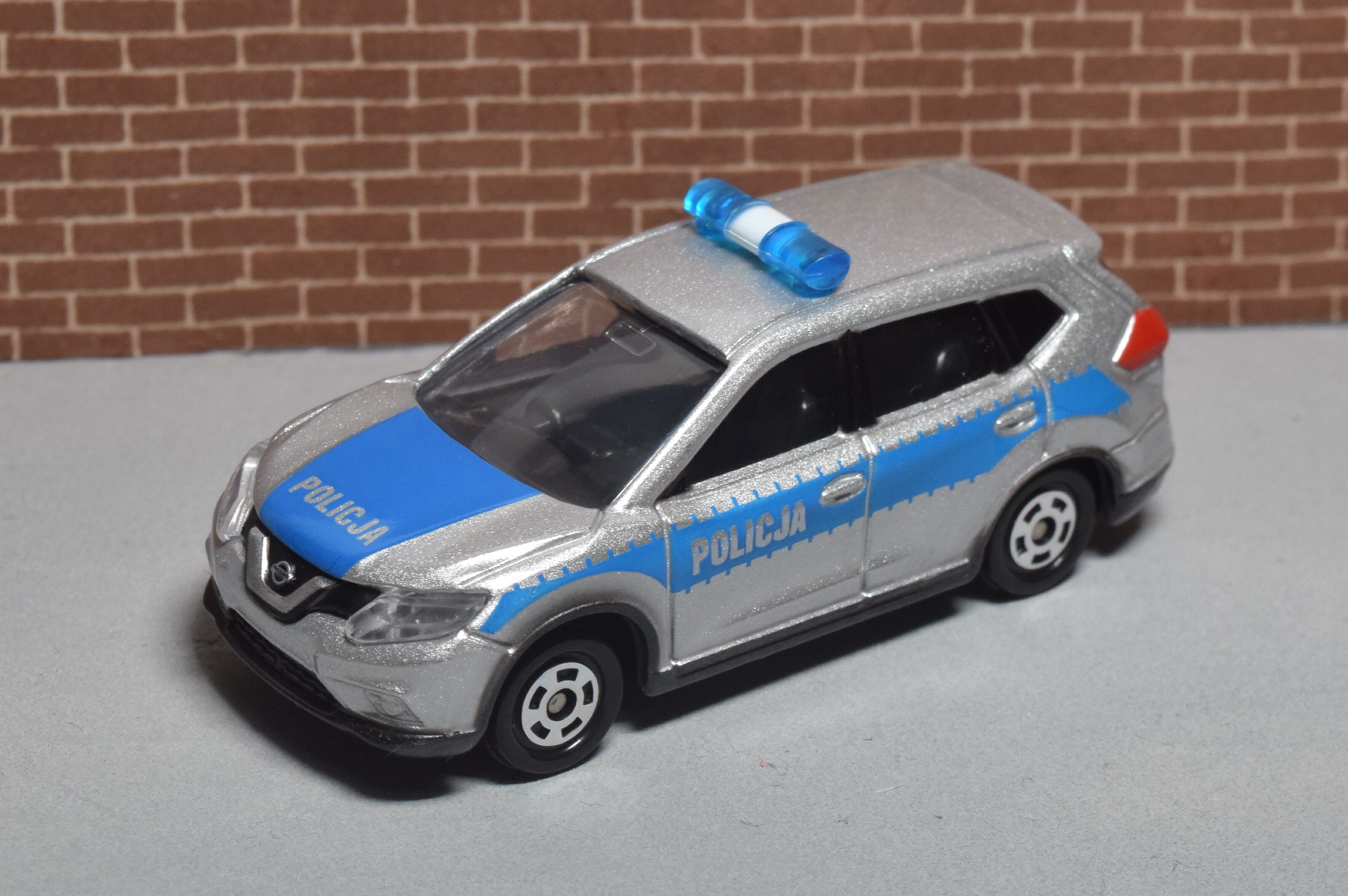 トミカ紹介】イオン特注No.45 日産 エクストレイル ポーランド警察仕様