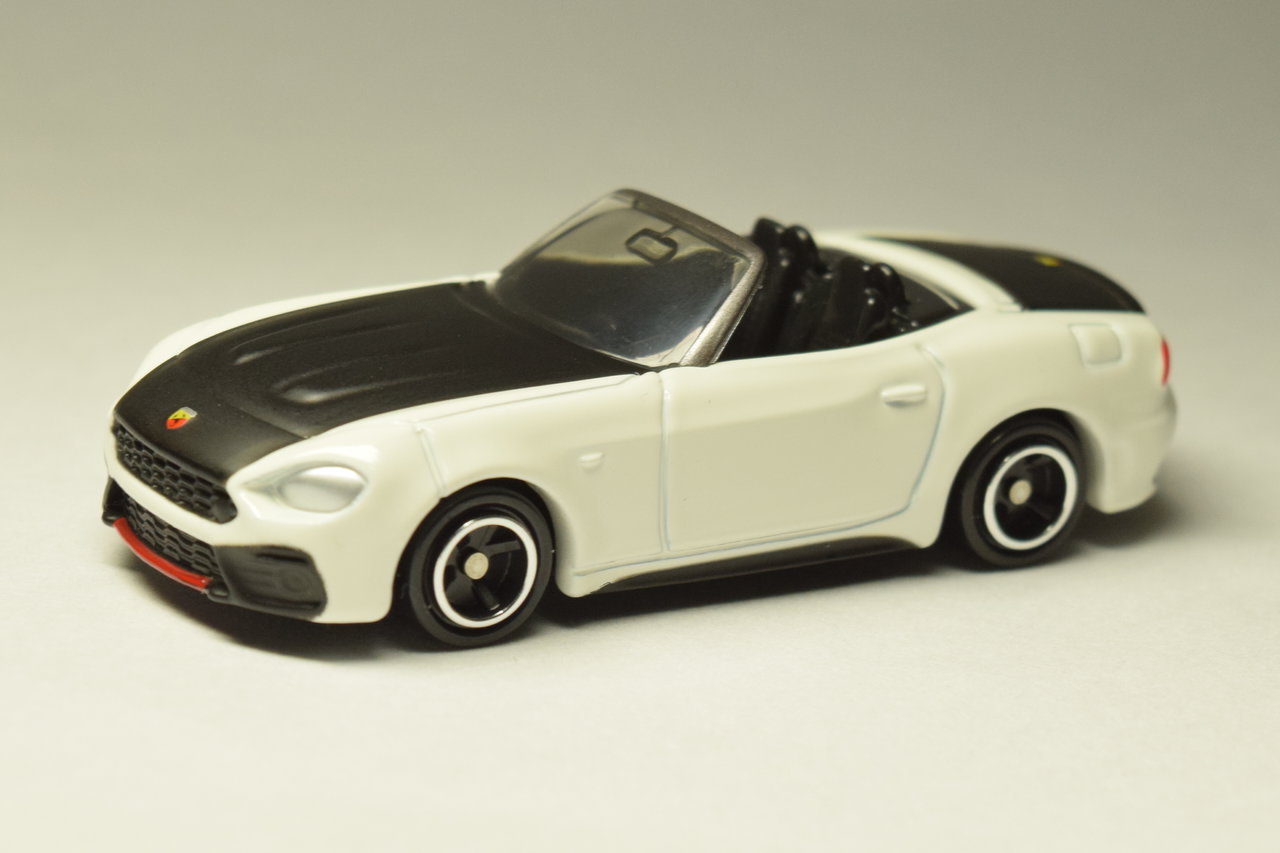 ixo アバルト 124スパイダー 1/43 ミニカー　おまけ トミカ 付き ixo アバルト 124スパイダー 1/43 ミニカー おまけ トミカ 付き