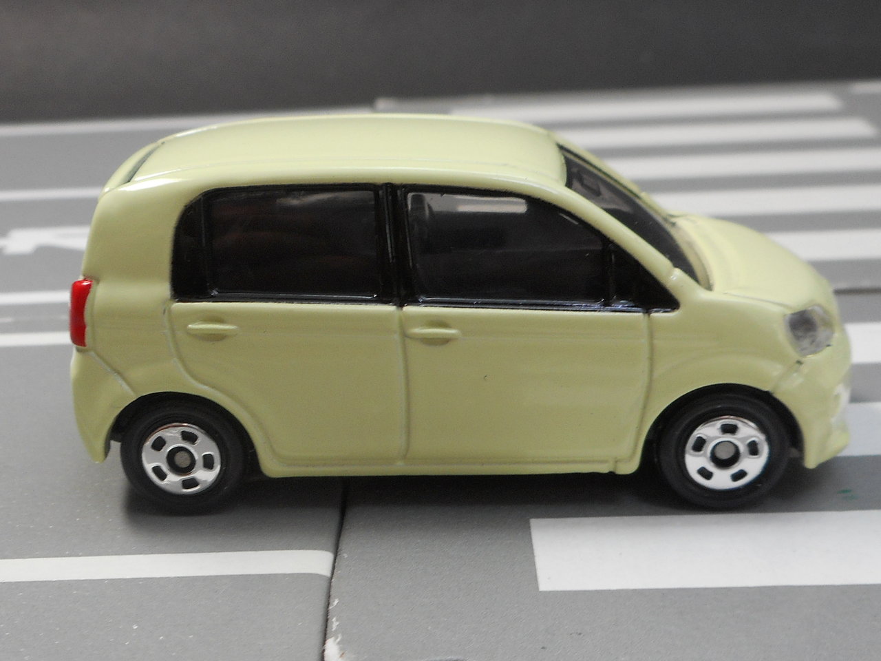 トミカ 旧NO.12 トヨタ ポルテ レビュー : トミカ研究隊