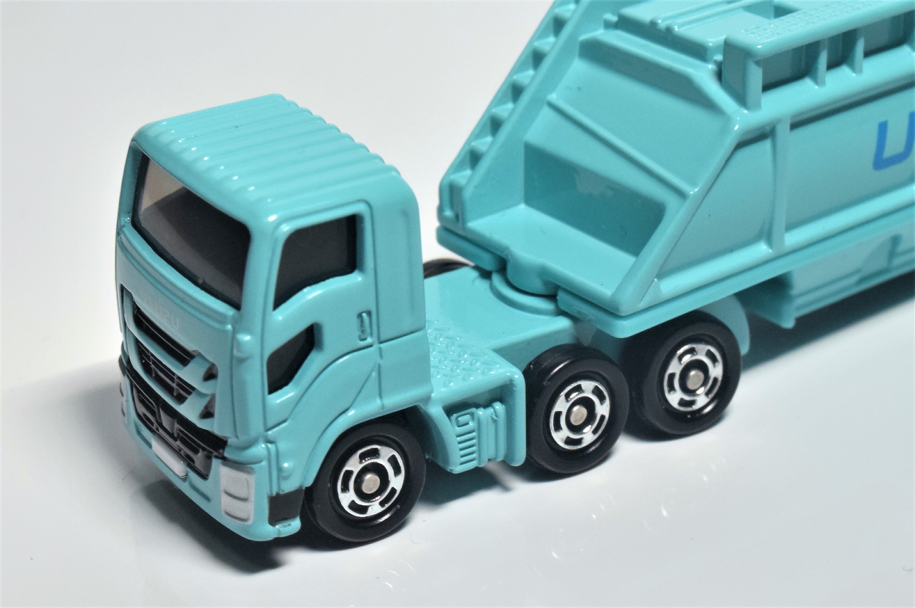 トミカ UBE「コンクリートミキサー車」「ダブルストレーラー」宇部興産+a トミカ UBE「コンクリートミキサー車」「ダブルストレーラー