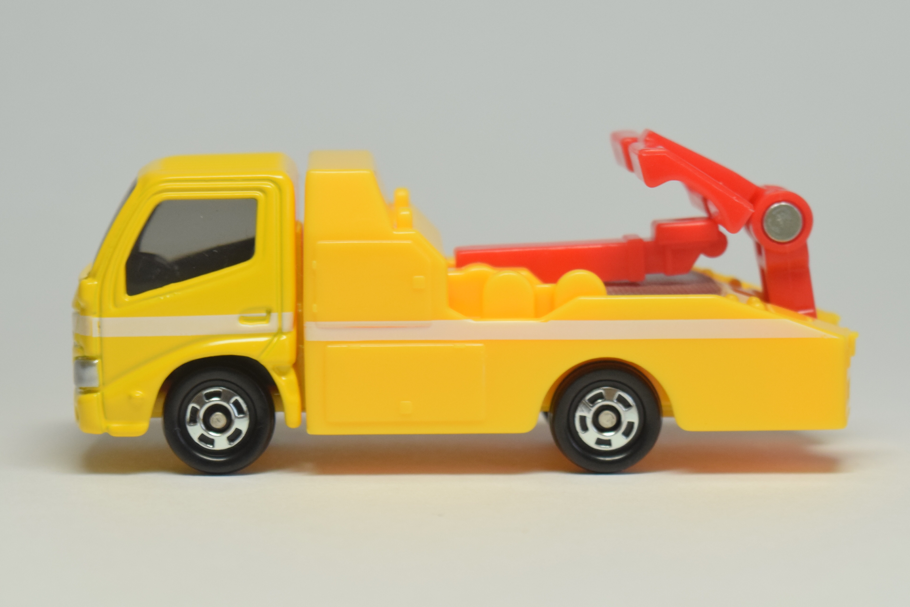 トミカ2018年8月の新車 No.5 トヨタ ダイナ レッカー車 レビュー